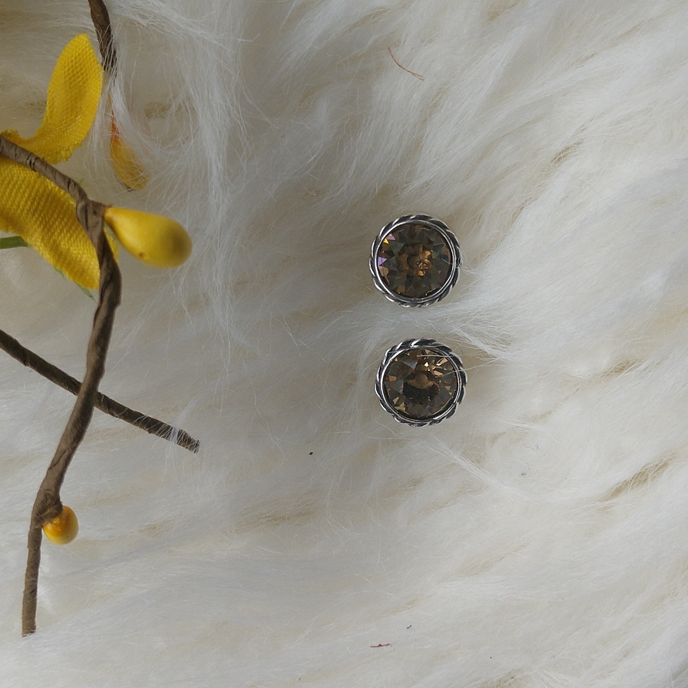New Brighton Vintage  Earrings With hearts on the sides - Picture 1 of 5
